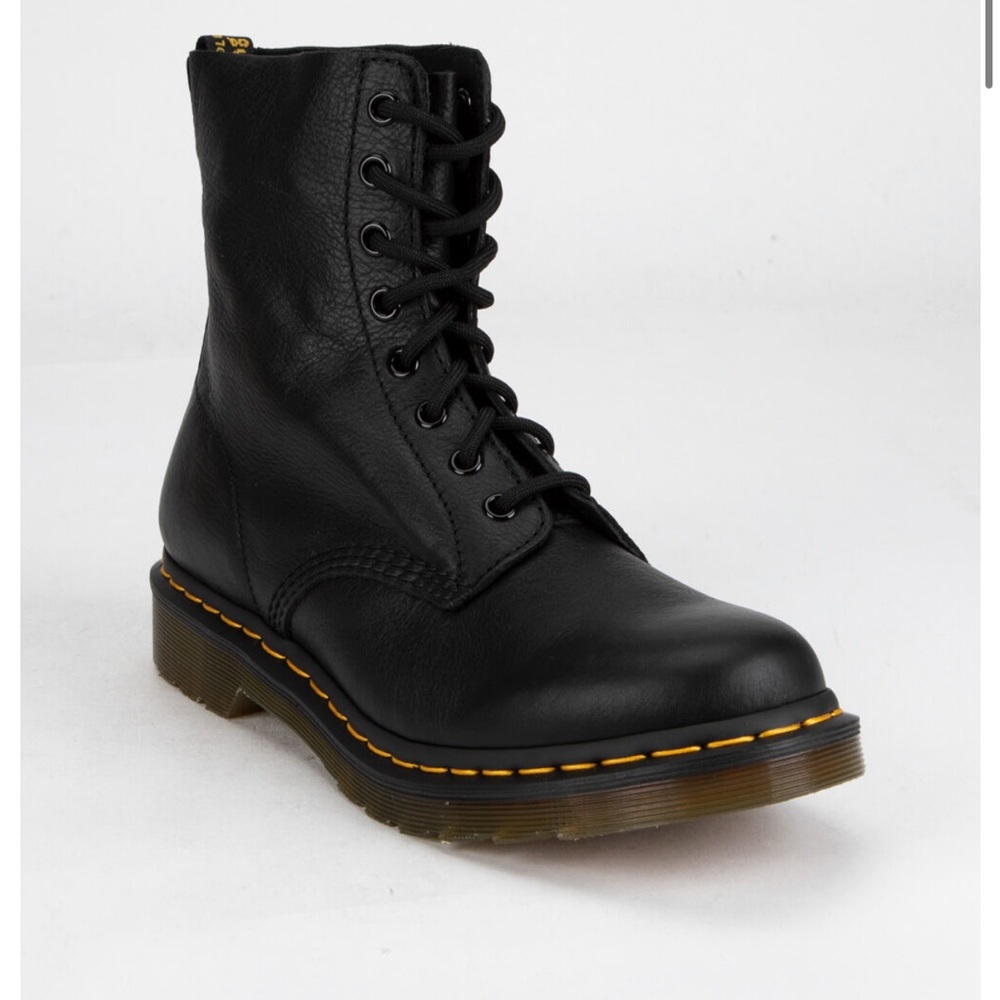 DR. MARTENS 1460 Pascal Virginia Leather Womens Boots size 6. In Good condition